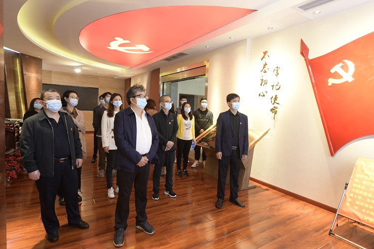 廣巴公司機(jī)關(guān)黨支部赴廣元市委黨?！俺跣氖姑秉h性教育館參加學(xué)習(xí) (2).JPG