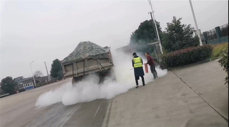 雅眉樂公司夾江南收費(fèi)站快速處置貨車自然1.jpg